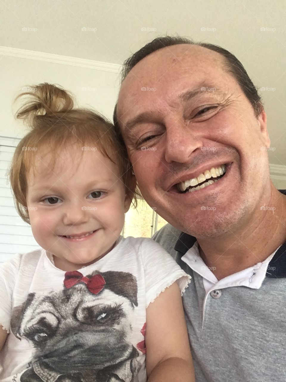 ENG - What makes me smile? Simply being next to my daughter, who infects me with her pure and sincere smile. / POR - O que me faz sorrir? Simplesmente estar ao lado da minha filha, que me contagia com seu sorriso puro e sincero.
