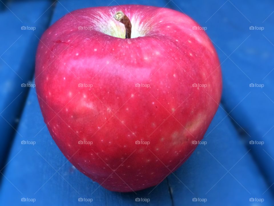 One apple a day keeps the doctor away 