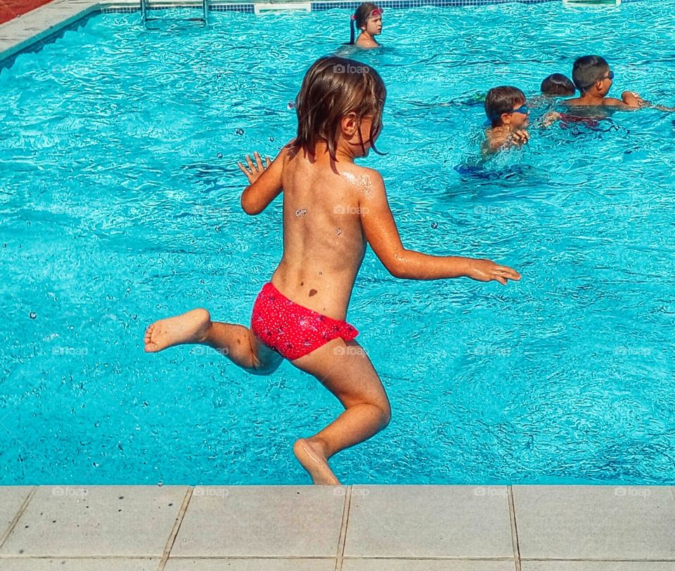 Piscina. Mi hija saltando en la piscina