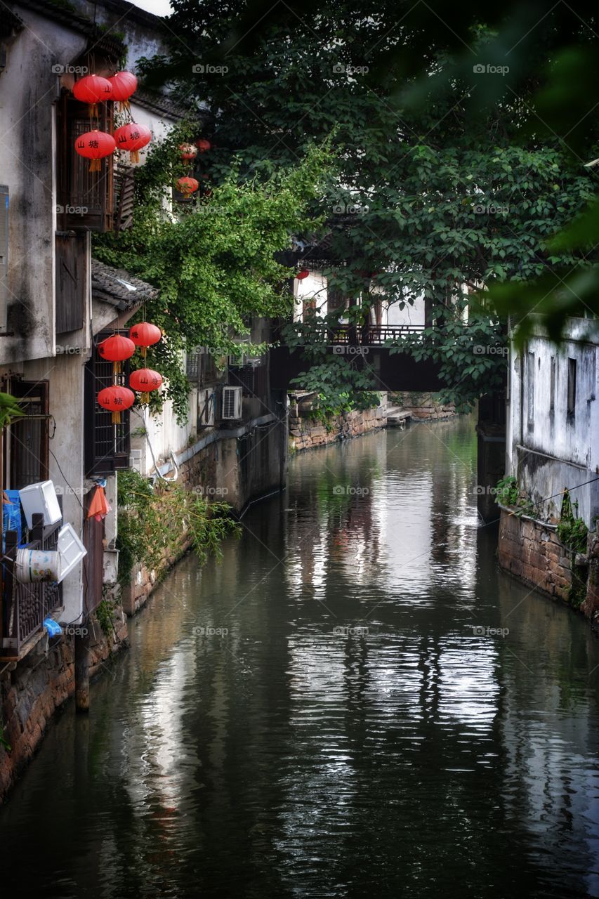 Along the canal in Suzhou - you can experience the hustle and bustle of the old town 苏州古城