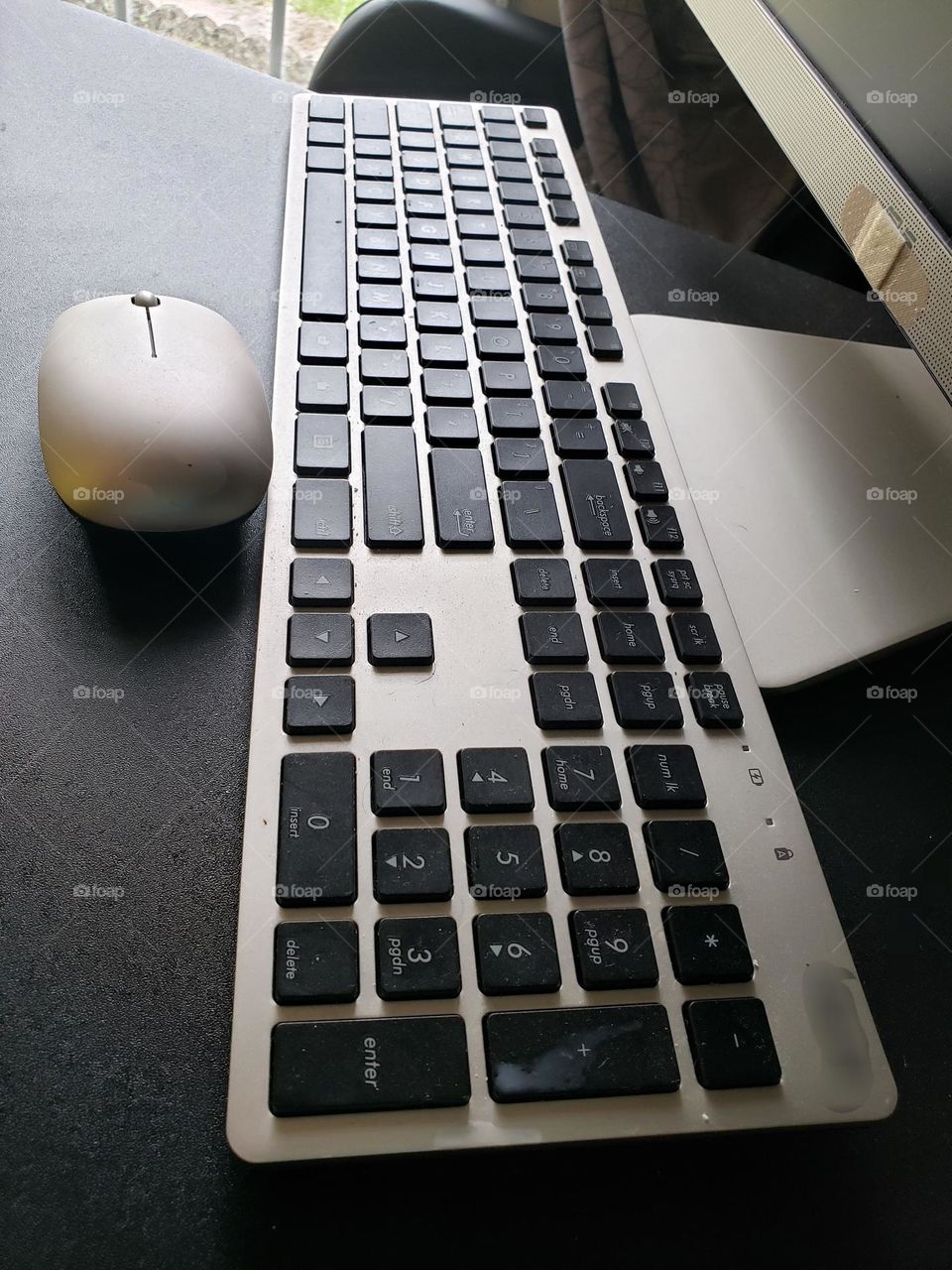 Teclado de computadora y ratón  Dispositivo necesario para Internet.