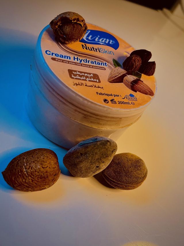 An effective moisturizing cream for the skin that nourishes the skin with natural almond extract