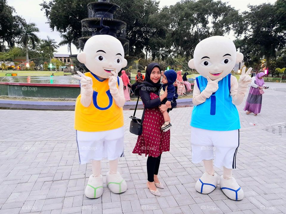 play with upin and ipin