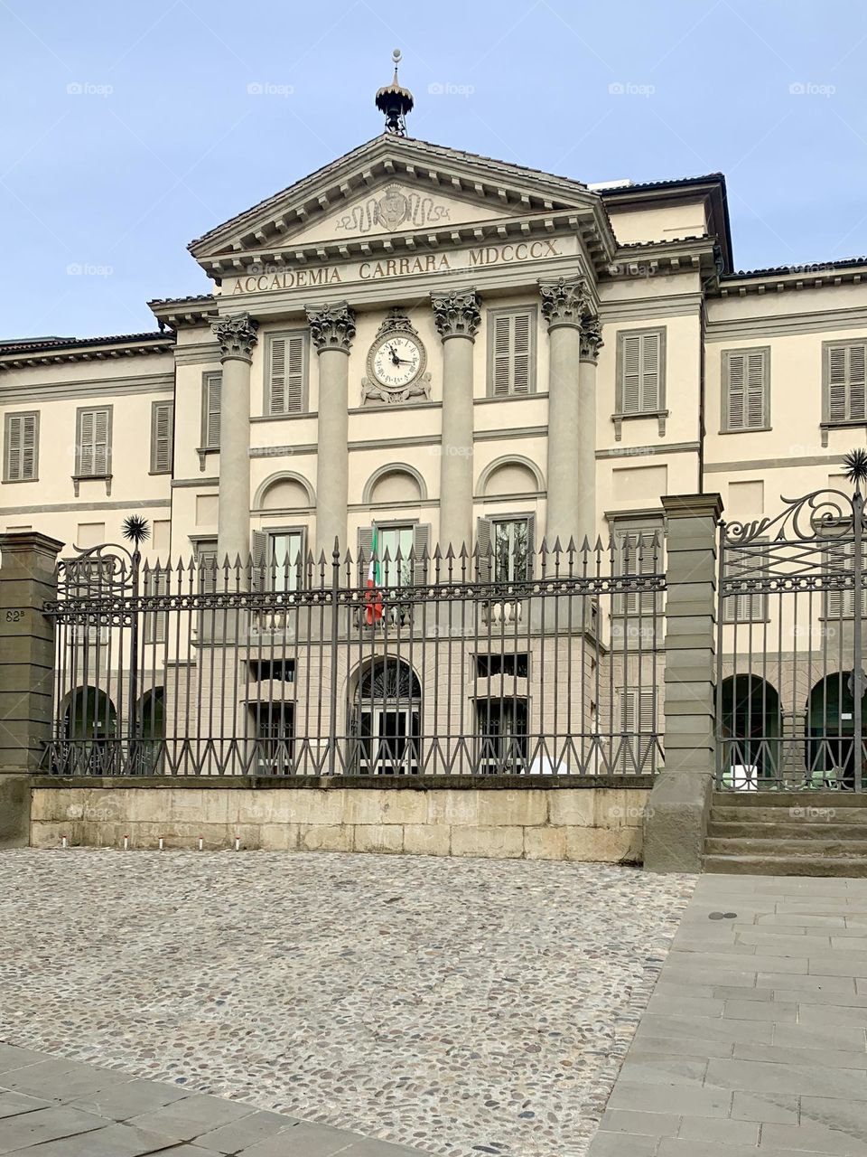 The Carrara academy is located in Bergamo and exhibits more than three hundred works, including paintings and sculptures, masterpieces and collections between the Renaissance and the nineteenth century.