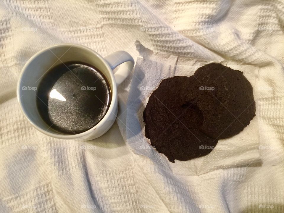 Black coffee and chocolate cookies