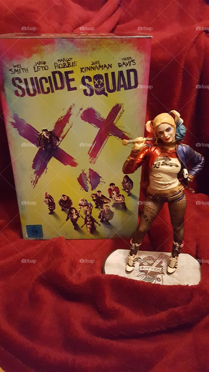 Spezial Edition Suicide Squad mit der super süßen sexy Harley Quinn  Figur