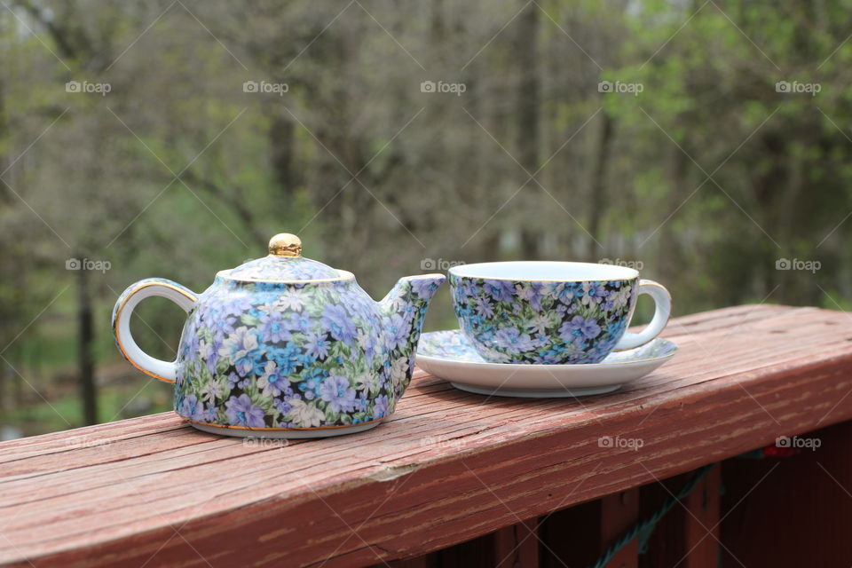 Teapot and tea cup on wooden table