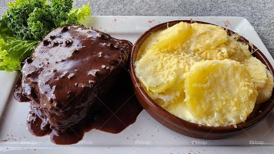 lomo al malbec y a la pimienta con papas a la crema