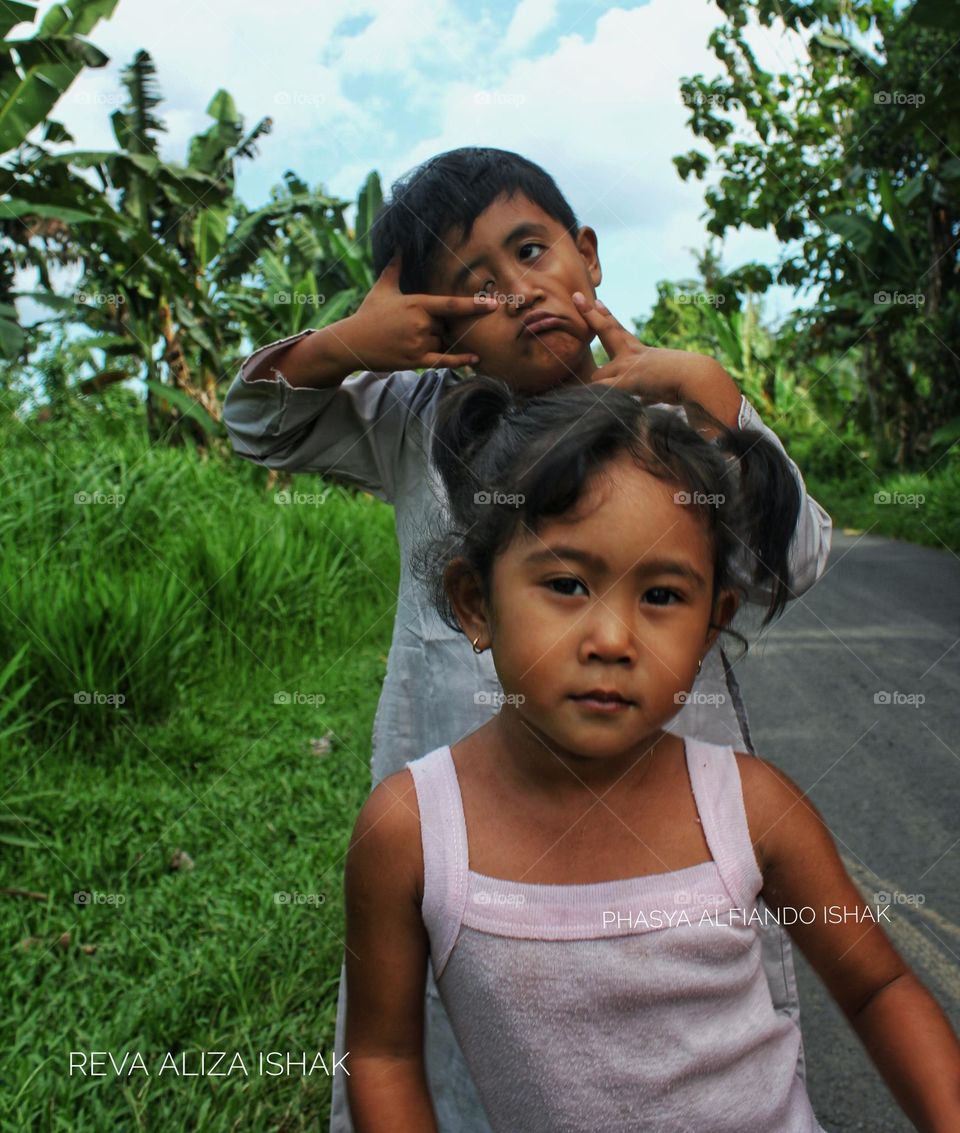 Model anak wanita dan anak laki laki ku yang aku suka senatural ini saya mengabadikan momen bersama anak anak ku