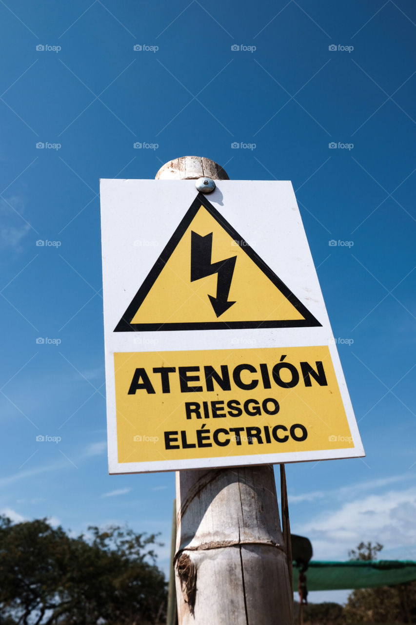 señal de prevención contra riesgo eléctrico