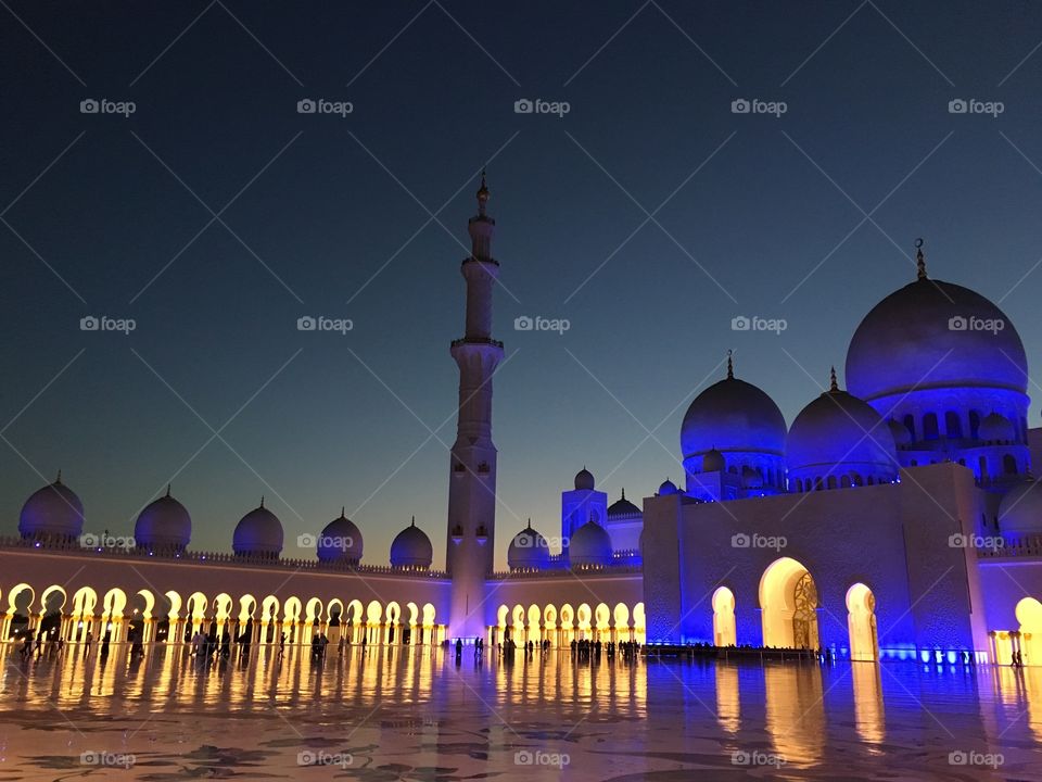 Sheikh Zayed Grand Mosque in Abu Dhabi, UAE, at dusk.