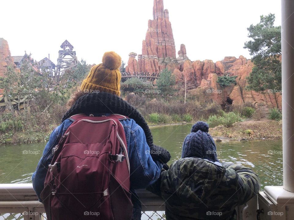 En attendant, on observe