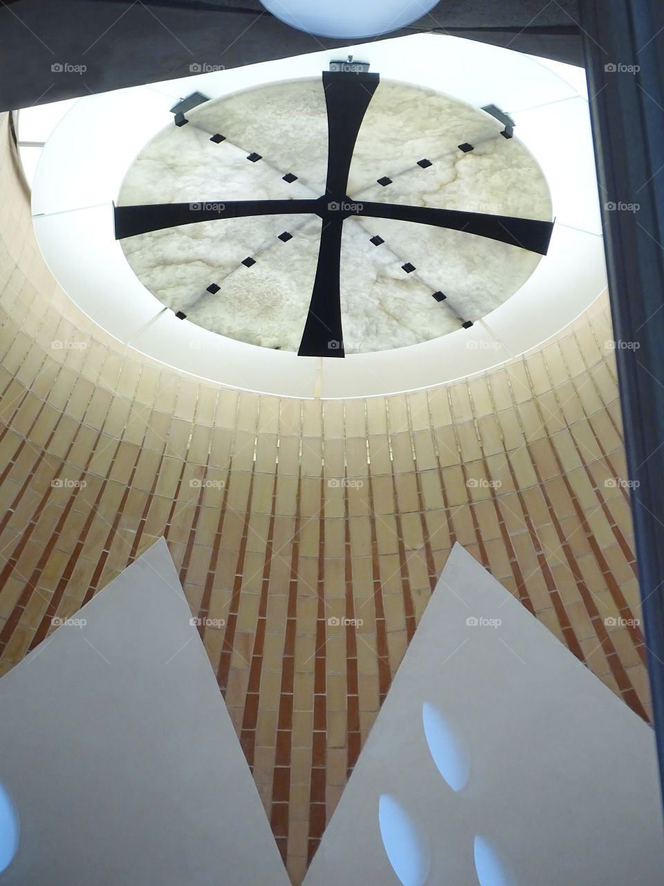 The fluidity of the lines.