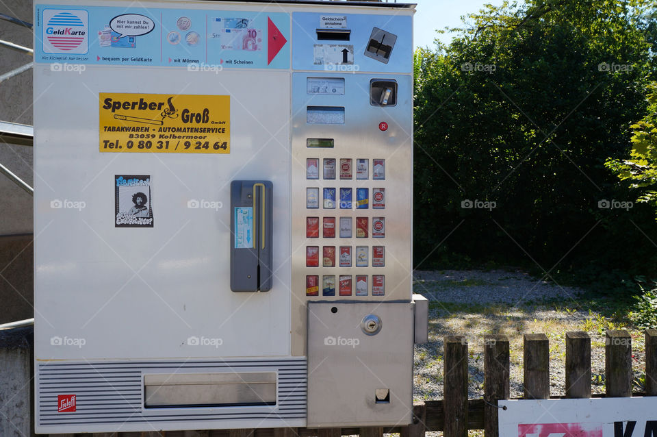 machine smoking selling cigarette by lexlebeur