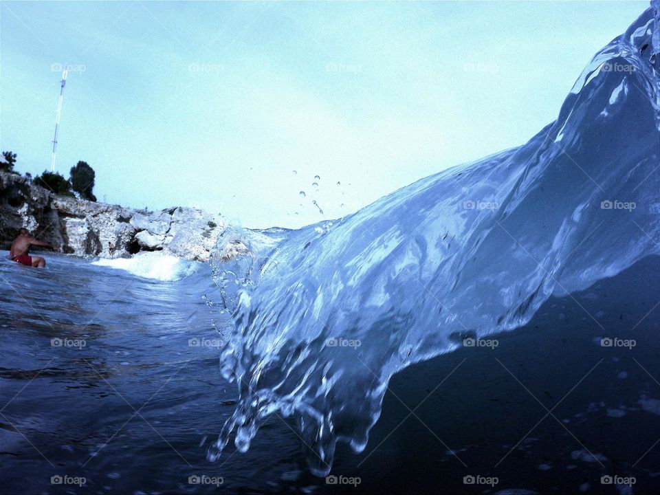 strong breaking wave