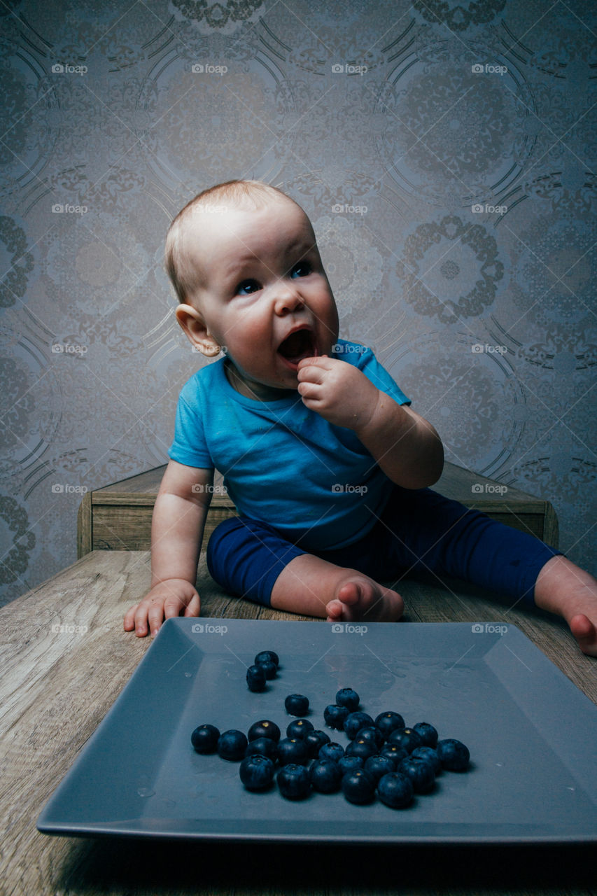 Baby eating the blueberries
