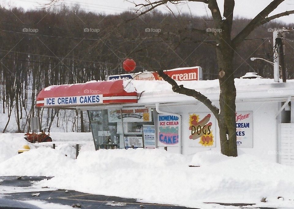 Early snow on Ice cream parlor