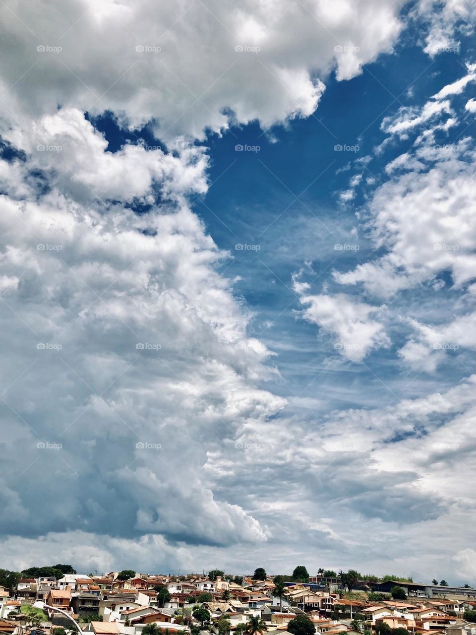 Agora: 14h, com o horizonte bem nublado. 
Ver o infinito sempre areja a cabeça, não?
📸
#FOTOGRAFIAéNOSSOhobby
#entardecer ##sky #céu #natureza #horizonte #fotografia #paisagem #landscapes #inspiração #mobgrafia #XôStress #nuvens #clouds