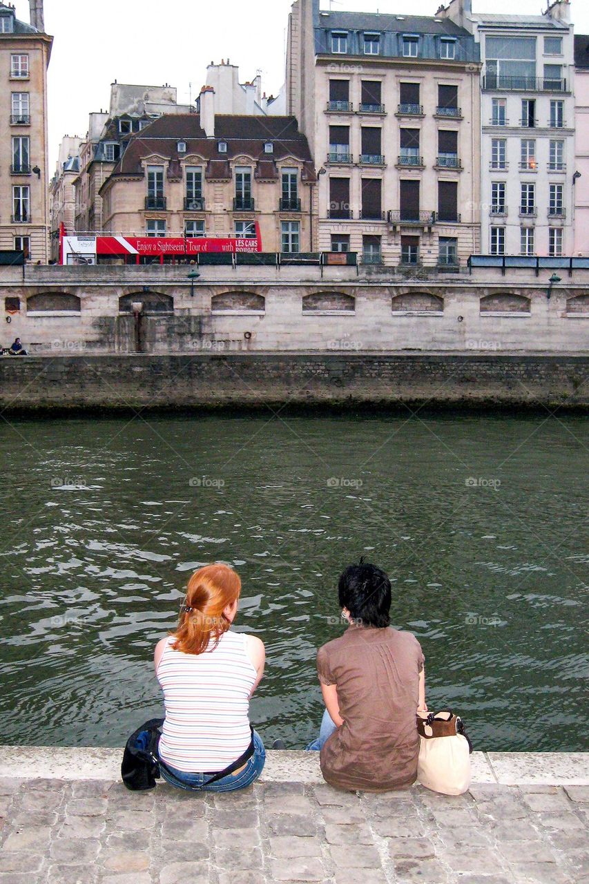 Two women chatting by the seine 