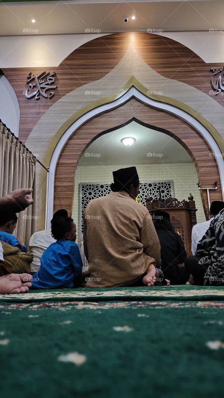 bapak anak sholat tarawih