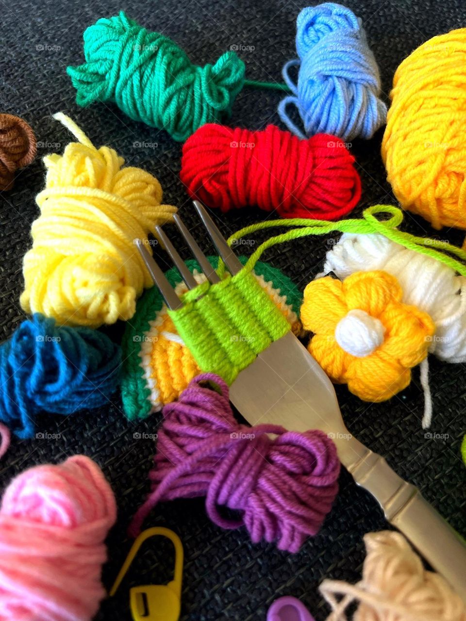 A fork with colorful woolen yarn