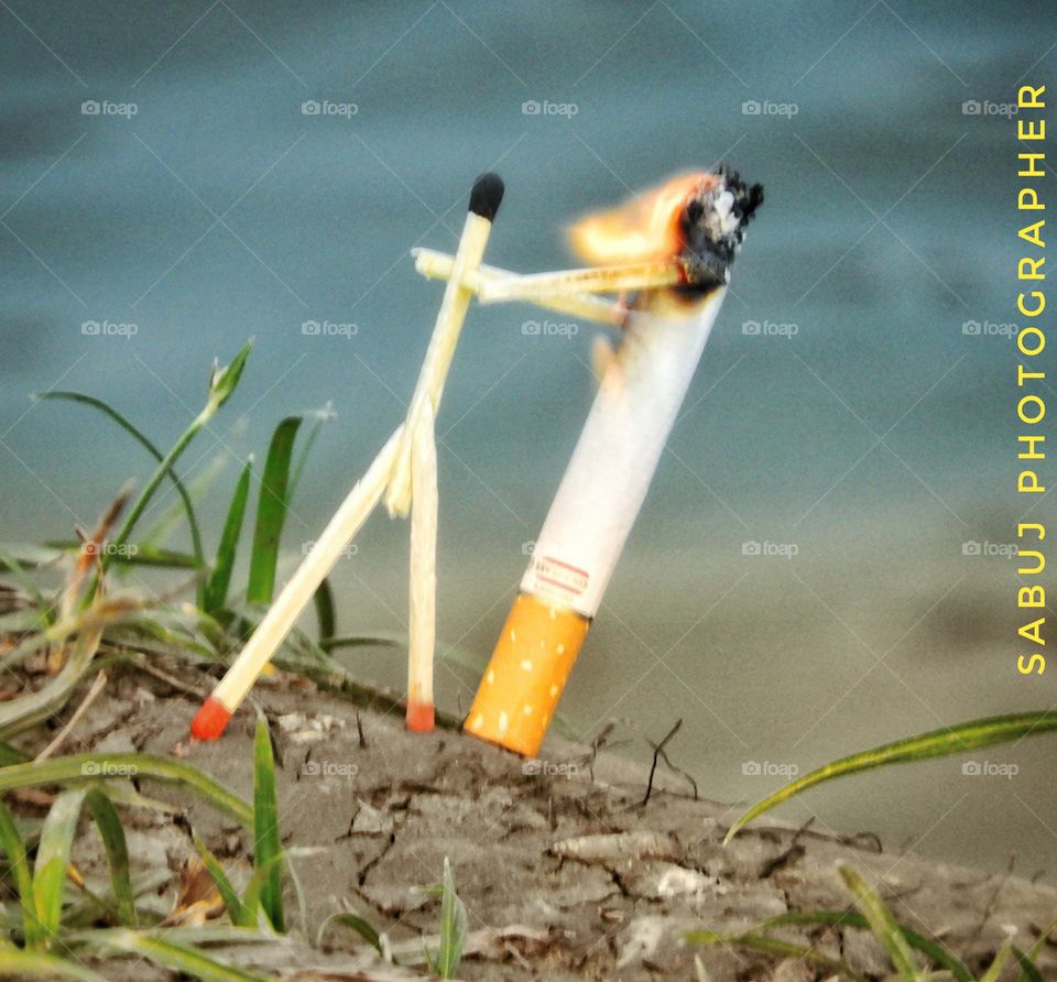 A machis Fair a cigarette