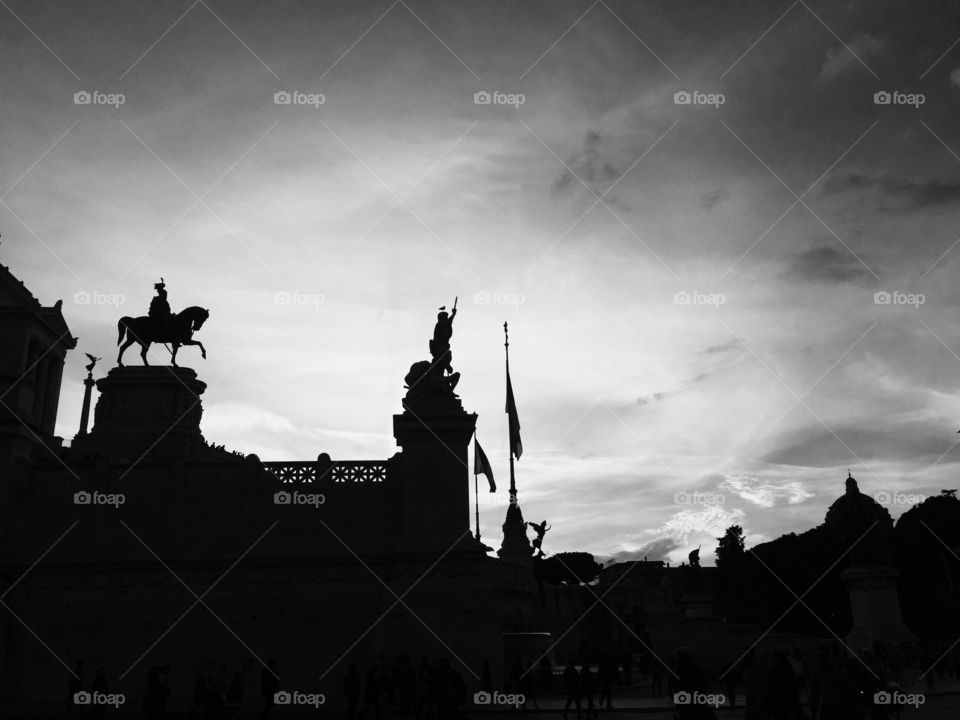 Un bel profilo di un famoso monumento di Roma , il Vittoriano in bianco e nero 