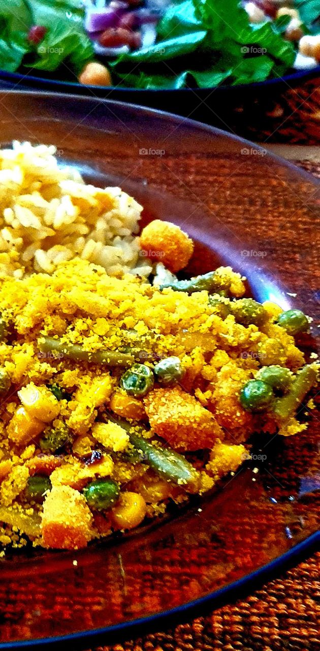 Vegetable farofa, accompanied by white rice and green salad.  Healthy and delicious food.
Farofa de legumes, Acompanhado de arroz branco e salada verde.  Alimentação Saudável e deliciosa.