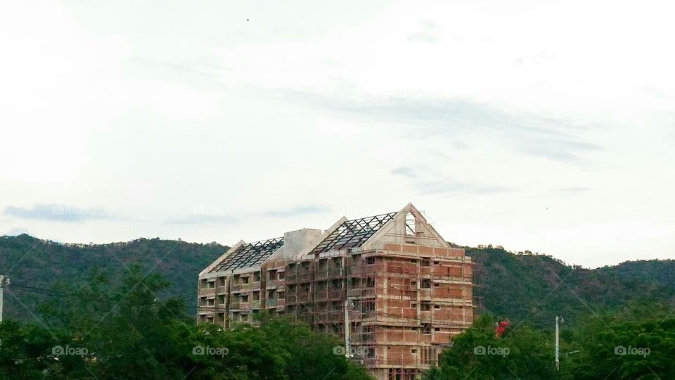 Building structure in valley