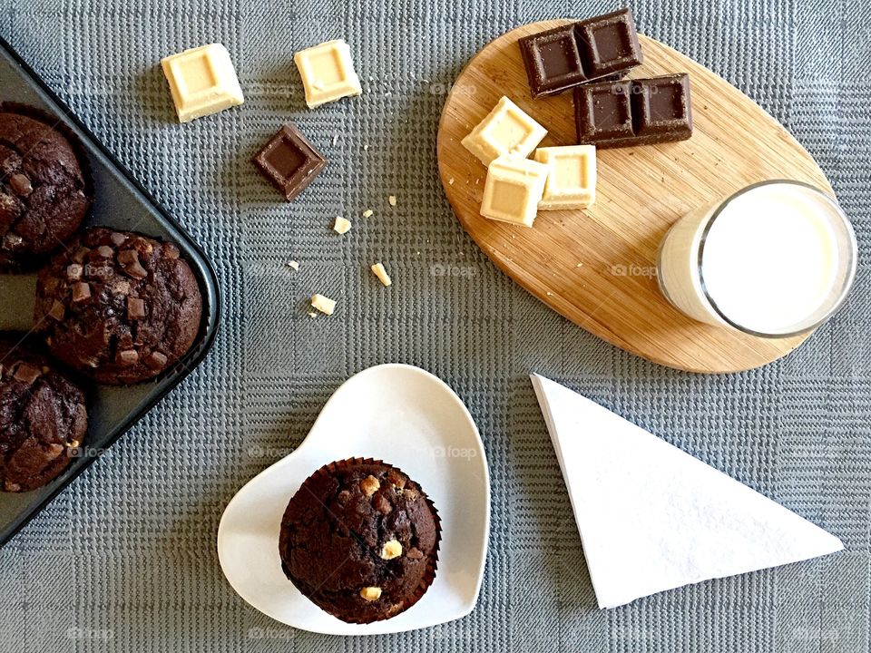 Chocolate chip muffins with glass of milk