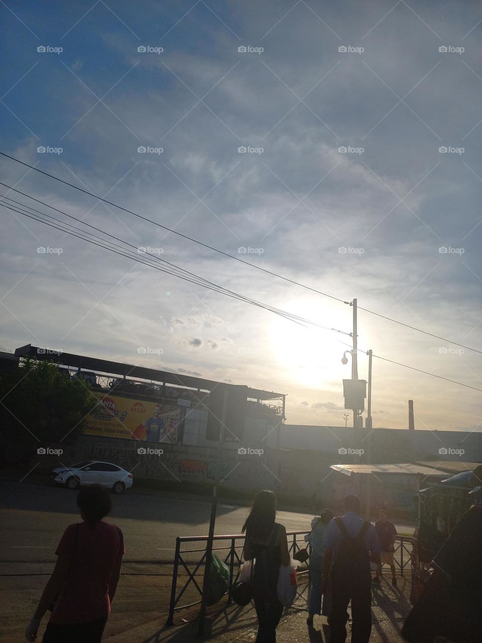 Sol da tarde. O Sol poente, acontece quando ele desaparece ao horizonte e, é conhecido por ser mais forte do dia