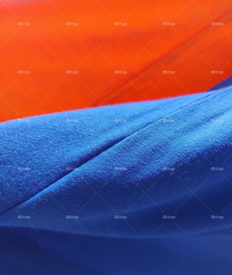 O azul e o laranja, são cores complementares, por isso, resultam em uma combinação alegre, dinâmica, jovem e cheia de vida. Além de conferir jovialidade, é ideal para quem busca sair gos tons neutros