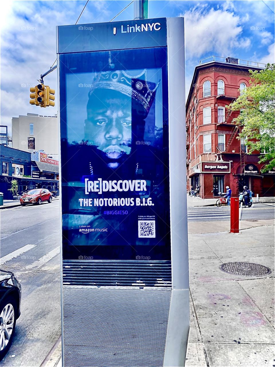Once again, the „Notorious B. I. G.“ „Christopher Wallace“ can be seen on an electronic billboard advertising a documentary about his life in the vicinity of his childhood home on „St James Place“ in „Clinton Hill“, Bklyn. 2022. Hypnotic Productions