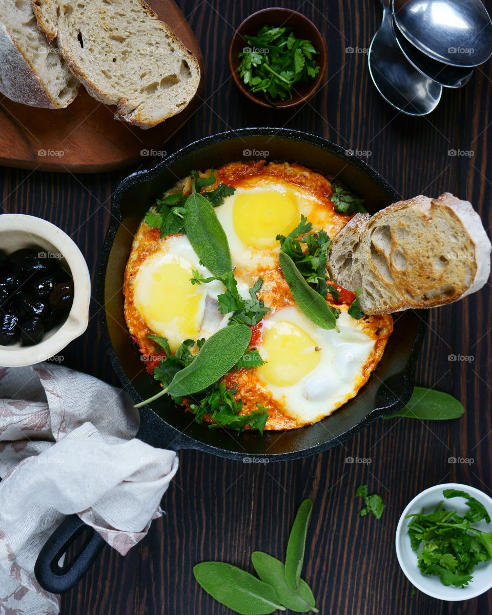 fried eggs shakshuka