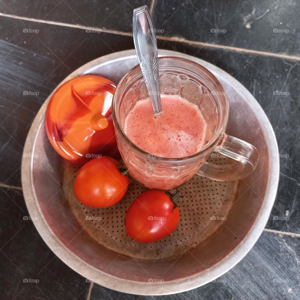 Tomato juice whose main ingredients are white sugar tomatoes and ice cubes