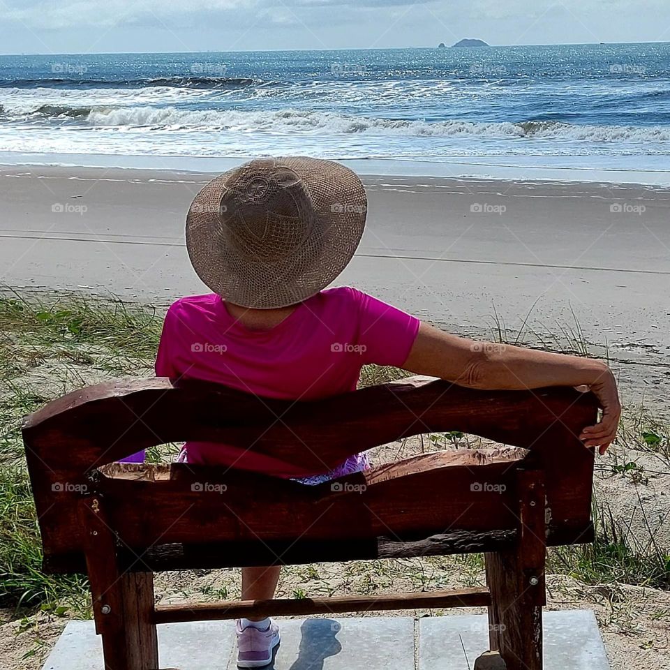 Um banco na beira praia é convite para uma contemplação do ritmo das ondas, da beleza que o conjunto Sol, Mar e Praia nos movem para uma introspectiva da vida. Necessitamos desses momentos!