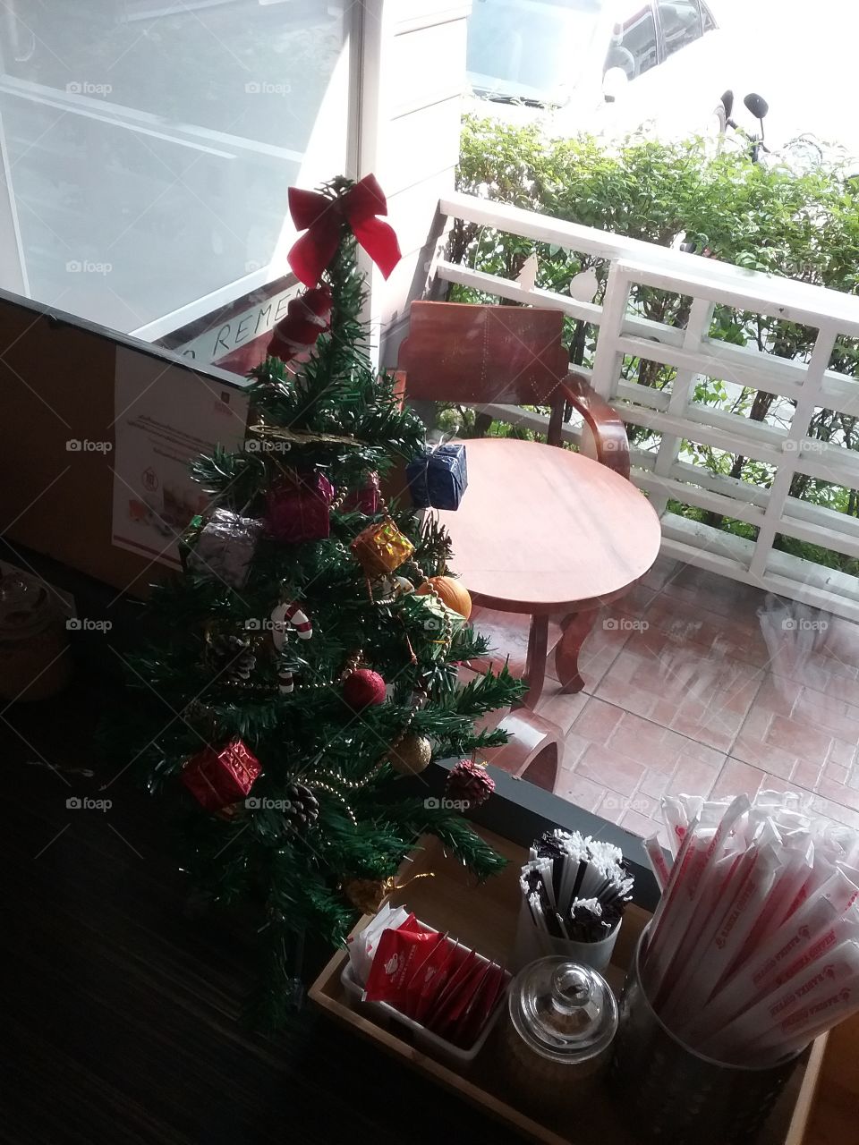 A coffee shop in Bangkok always has a small Christmas tree for you to look at everyday. Let's smile every day.