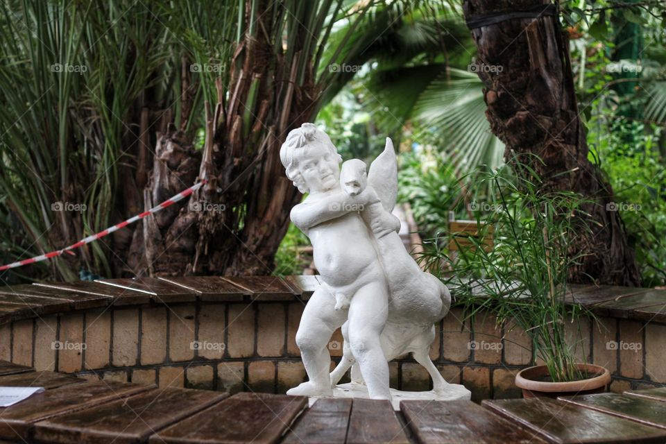 статуя в саду
