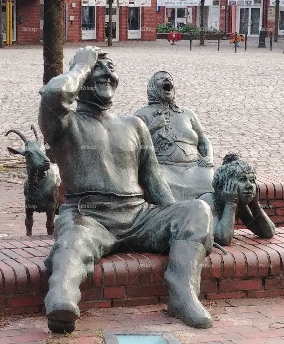 Skulpturen Statuen Leute people ziege alt rentner kind