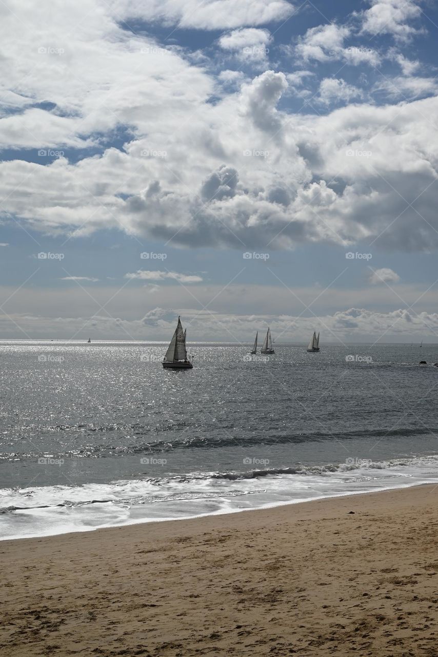 sailing under the clouds on the tagus