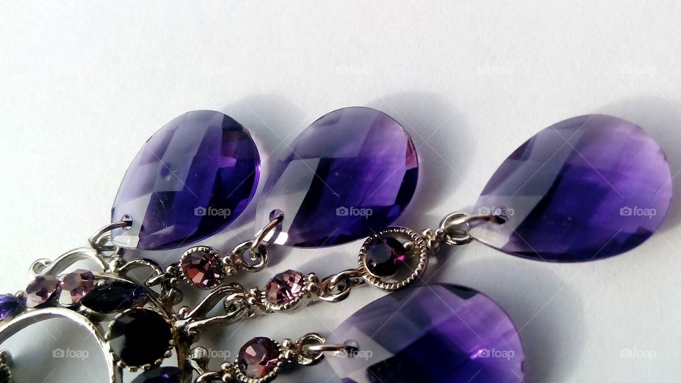 Shades of purple in a precious pendant