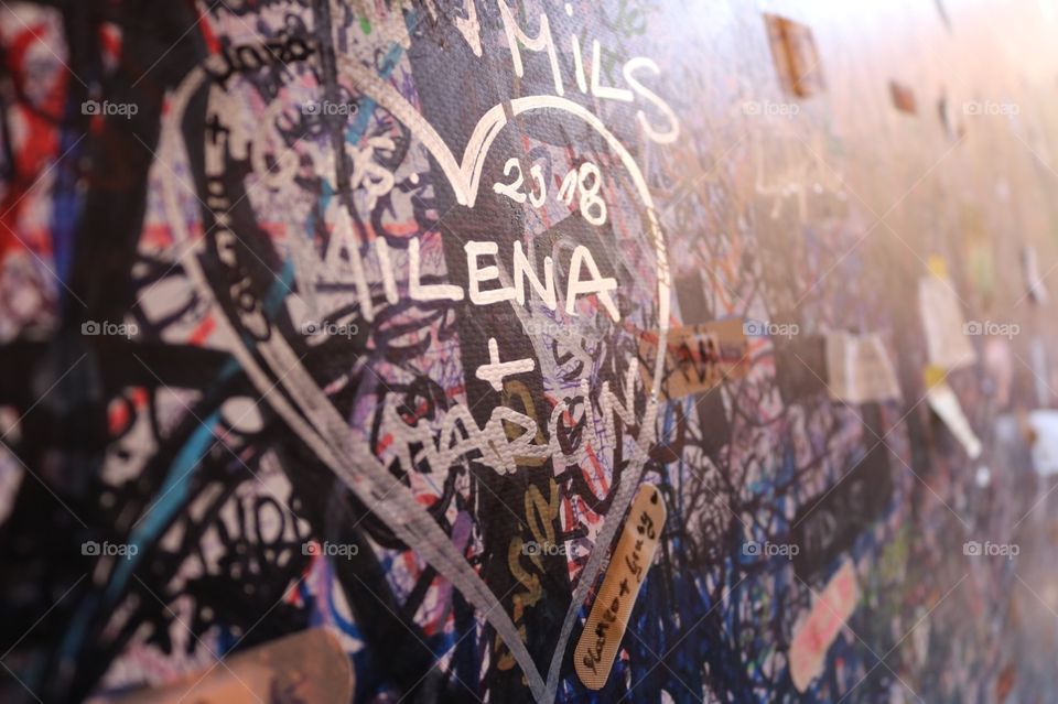 Nomes escritos na parede como forma de romantismo dando uma “textura” de grafite a parede da casa de Julieta em Verona 