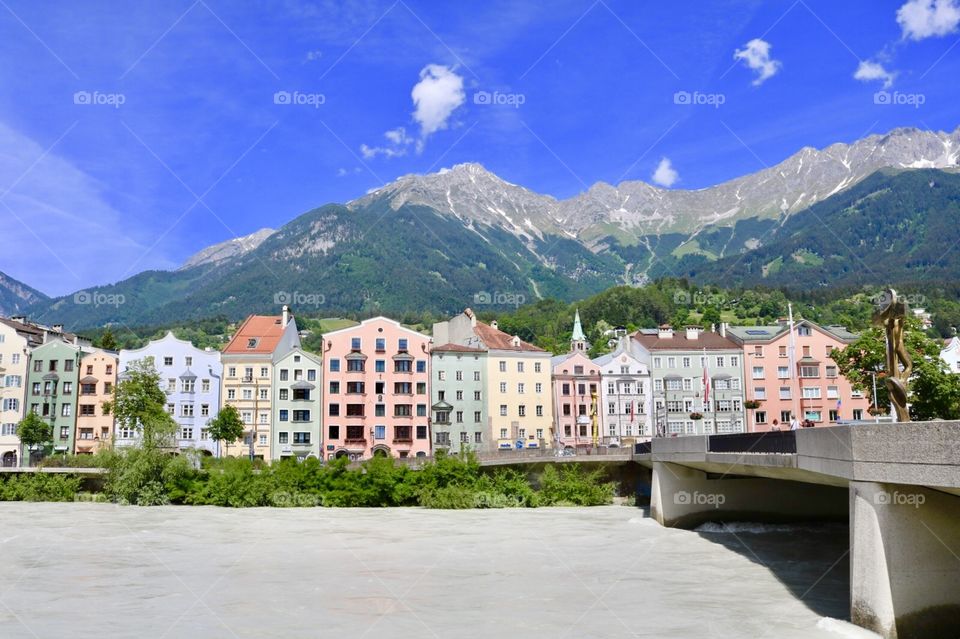 Lindos prédios coloridos e charmosos na  cidade de Innsbruck, Austria 