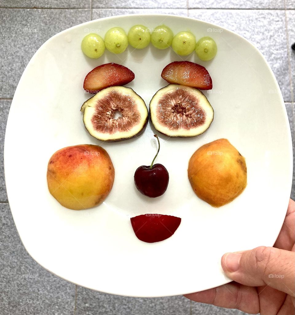 🇺🇸 Time for delicious fruits: grapes, plums, figs, peaches and cherry!  Exchange the chocolate for a fruit. The body thanks you! / 🇧🇷 Hora das deliciosas frutas: uva, ameixa, figo, pêssego e cereja! Troque o chocolate por uma fruta. O corpo agradece!