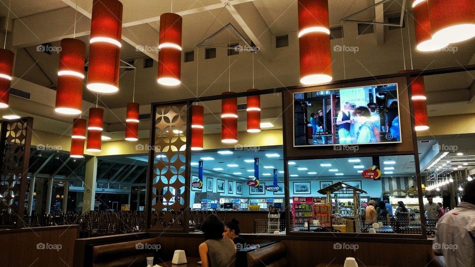 Restaurante e conveniência de luxo. Iluminação ambiente com tecnologia avançada. Decoração e design.