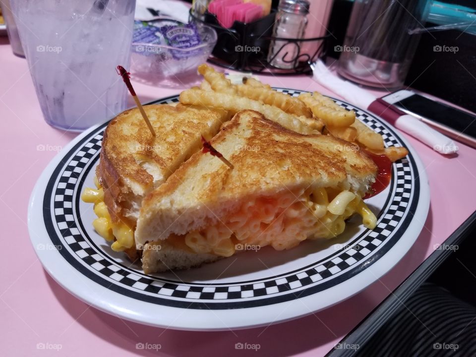 Mac & Cheese Grilled Cheese