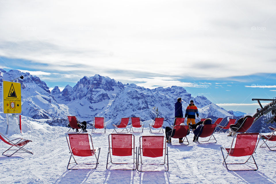 having sunbath during skiing