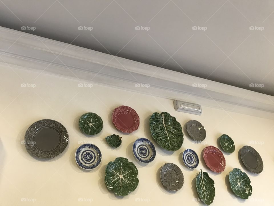 Decorative plates on the wall 