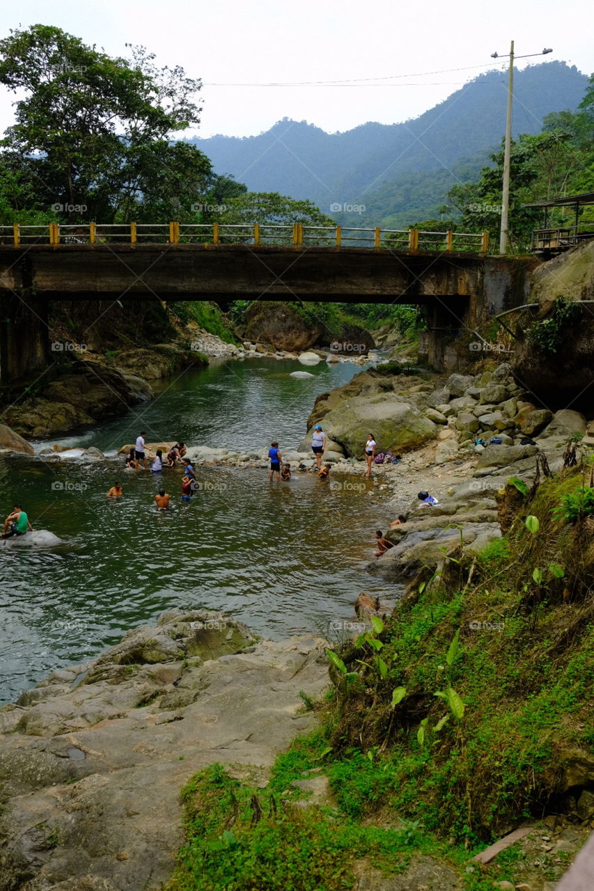 personas disfrutando de las aguas del río. balneario con personas bañándose