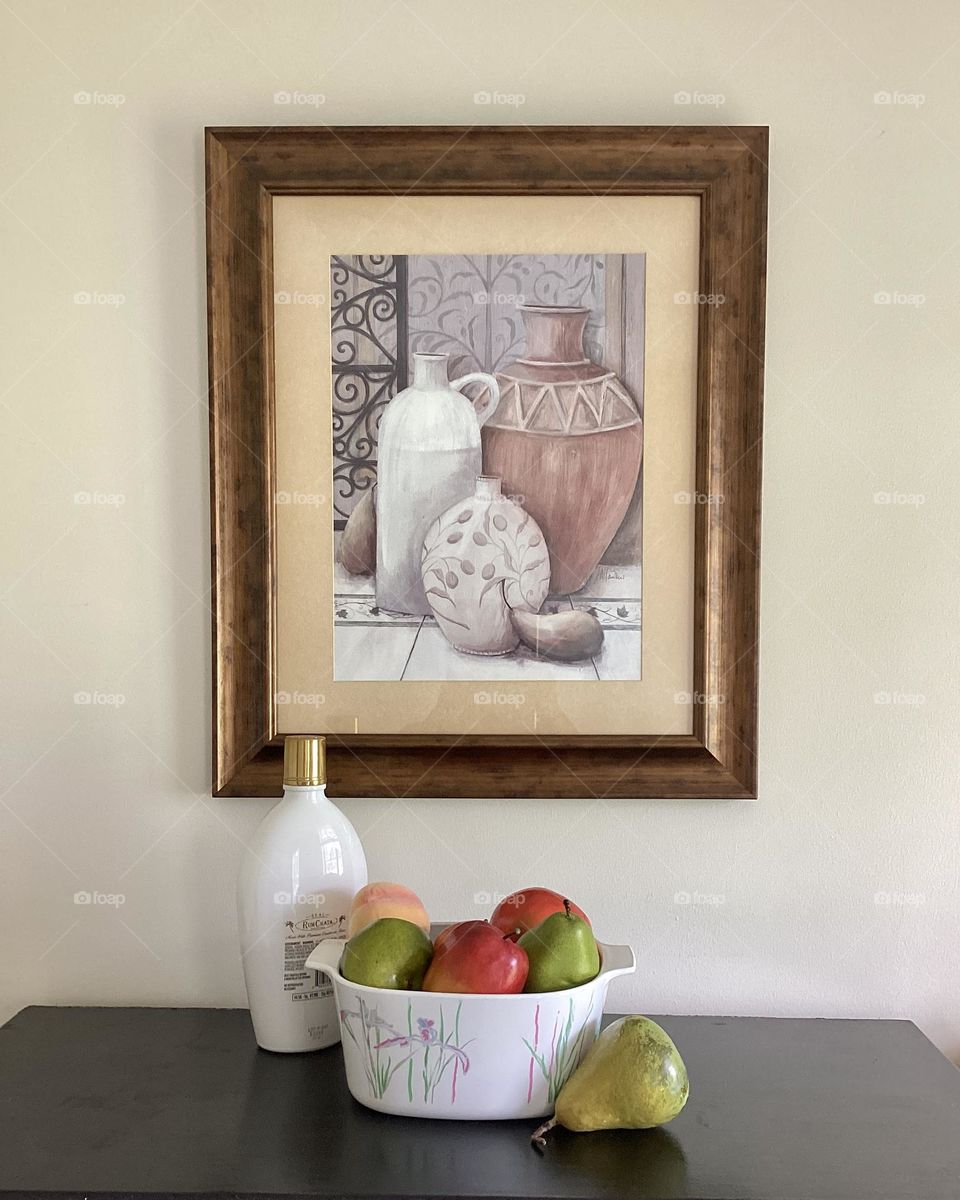 Belleza y armonía en esta foto un marco dorado en jarrones de estilo Romano un toque de distinción con las fuentes haciendo juego .